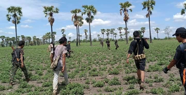 (ရေစကြို(ပကဖ)အဖွဲ့ဝင် ရဲဘော်များအား တွေ့ရစဥ်။ ဓာတ်ပုံ-ရေစကြို - ပကဖ)