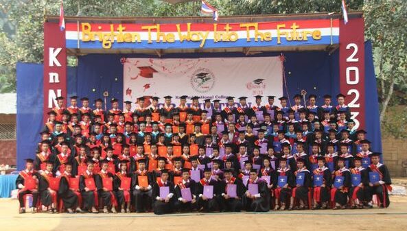 (ကရင်နီအမျိုးသားကောလိပ် ကျောင်းသား၊ကျောင်းသူ ၁၁၅ဦး ဘွဲ့အပ်နှင်းခြင်းနှင့် ကျောင်းဆင်းပွဲပြုလုပ်နေစဥ်။ ဓာတ်ပုံ - KnIC)