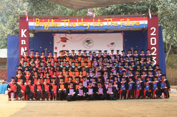 (ကရင်နီအမျိုးသားကောလိပ် ကျောင်းသား၊ကျောင်းသူ ၁၁၅ဦး ဘွဲ့အပ်နှင်းခြင်းနှင့် ကျောင်းဆင်းပွဲပြုလုပ်နေစဥ်။ ဓာတ်ပုံ - KnIC)