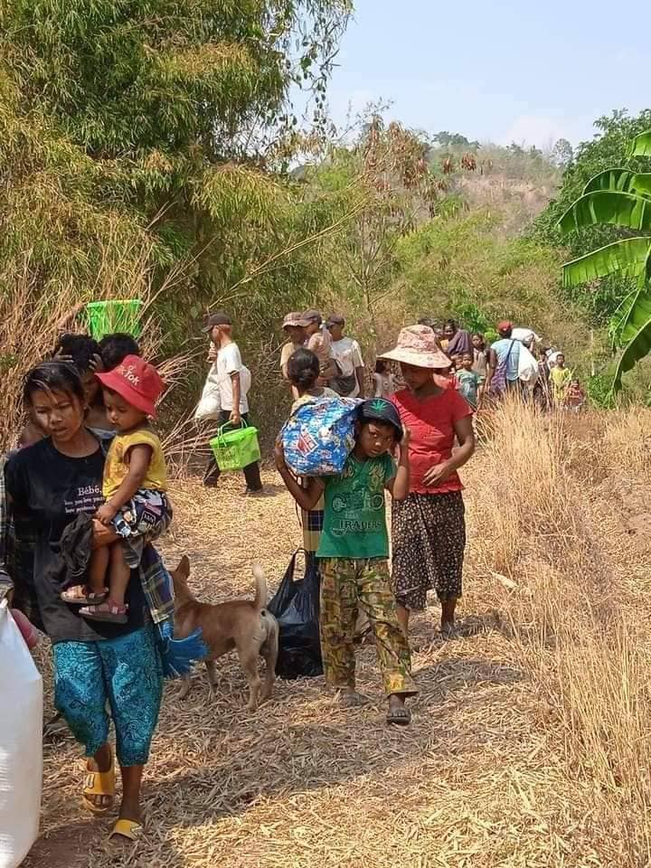 (တိုက်ပွဲများကြောင့် ထိုင်းဘက်ခြမ်းသို့ထွက်ပြေးတိမ်းရှောင် လာသော စစ်ဘေးရှောင် ပြည်သူတွေ ။ဓါတ်ပုံ-CJ၊AEC)