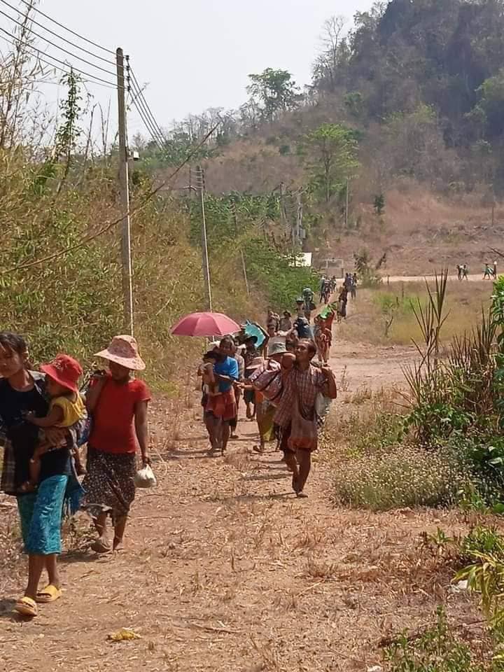 (တိုက်ပွဲများကြောင့် ထိုင်းဘက်ခြမ်းသို့ထွက်ပြေးတိမ်းရှောင် လာသော စစ်ဘေးရှောင် ပြည်သူတွေ ။ဓါတ်ပုံ-CJ၊AEC)