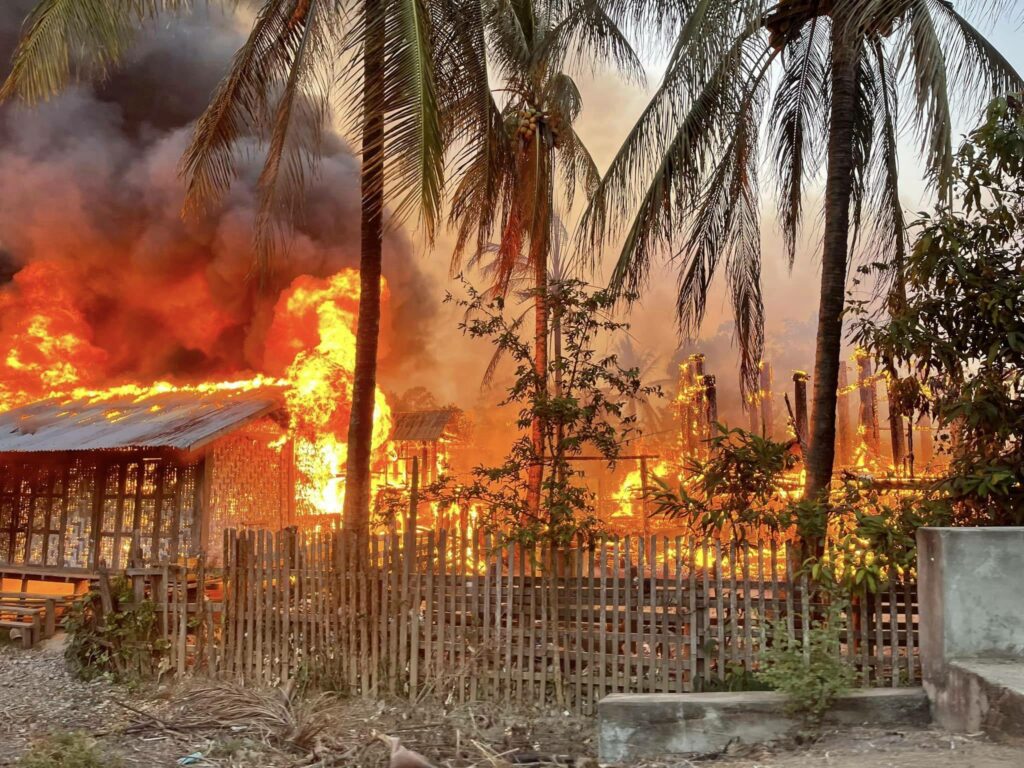 (စစ်ကောင်စီတပ် လေကြောင်းတိုက်ခိုက်မှု ယနေ့ ဆက်လက်ပြုလုပ်၍ တုံးကောက်နှင့် စီသောင်ရွာမှ နေအိမ်များ မီးလောင်ပျက်စီးနေသည်ကို တွေ့ရစဥ်။ ဓာတ်ပုံ - People Defense Force - ShweGu)