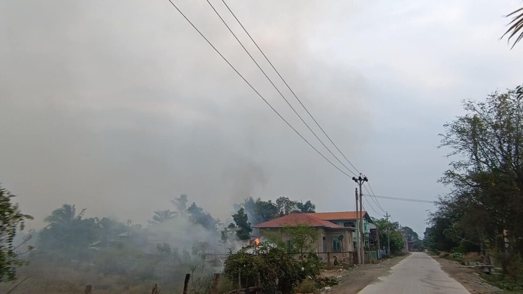 (အကြမ်းဖက်စစ်ကောင်စီတပ် လေကြောင်းမှ ပစ်ခတ်တိုက်ခိုက်မှုကြောင့် စီသာရွာရှိ နေအိမ်များ မီးလောင်ပျက်စီးနေသည်ကို တွေ့ရစဥ်။ ဓာတ်ပုံ - PDF ရွှေဂူ)