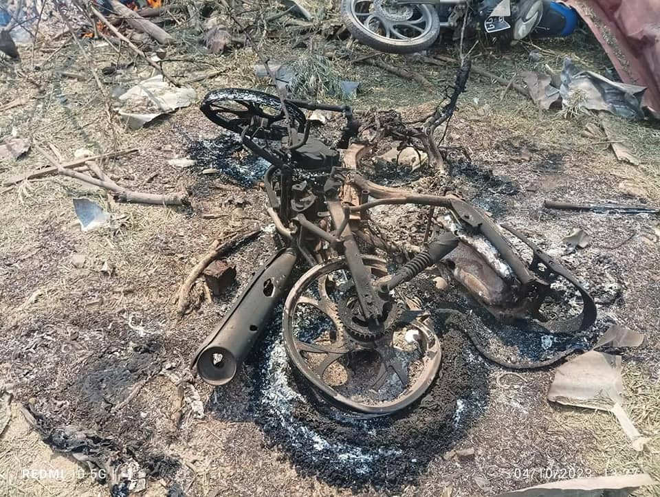 (ဗားရ်တံတားနှင့် ဝေဘူလမြို့ကို စစ်ကောင်စီတပ်က လေယာဥ်ဖြင့် ဗုံးကျဲပြီးနောက်အပျက်အစီးများကိုတွေ့ရစဥ်။ ဓါတ်ပုံ-CJ)
