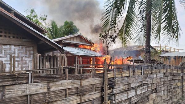 (အကြမ်းဖက်စစ်ကောင်စီတပ် လေကြောင်းမှ ပစ်ခတ်တိုက်ခိုက်မှုကြောင့် စီသာရွာရှိ နေအိမ်များ မီးလောင်ပျက်စီးနေသည်ကို တွေ့ရစဥ်။ ဓာတ်ပုံ - PDF ရွှေဂူ)