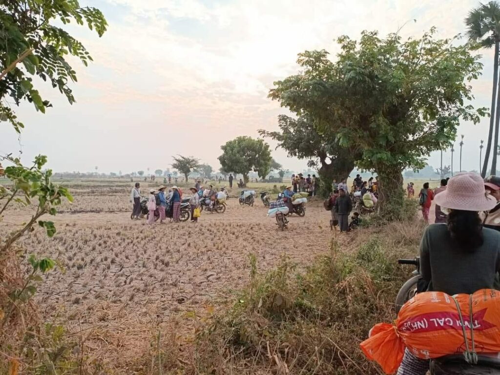 (စစ်ကောင်စီတပ်ရန်ကြောက်၍ထွက်ပြေးတိမ်းရှောင်နေရသော စစ်ကိုင်း၊ မကွေး၊ကရင်နီ ဒေသမှစစ်ဘေးရှောင်များ။ ဓါတ်ပုံ- CJ၊PS)