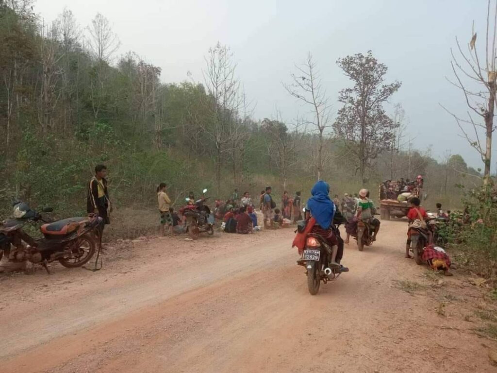 (စစ်ကောင်စီတပ်ရန်ကြောက်၍ထွက်ပြေးတိမ်းရှောင်နေရသော စစ်ကိုင်း၊ မကွေး၊ကရင်နီ ဒေသမှစစ်ဘေးရှောင်များ။ ဓါတ်ပုံ- CJ၊PS)