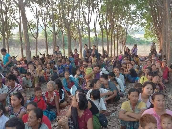 (တိုက်ပွဲများကြောင့် ထိုင်းဘက်ခြမ်းသို့ထွက်ပြေးတိမ်းရှောင် လာသော စစ်ဘေးရှောင် ပြည်သူတွေ ။ဓါတ်ပုံ-CJ၊AEC)