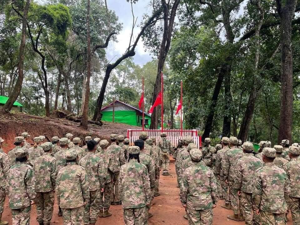 (ဒီမိုကရေစီနှင့် ဖက်ဒရယ်အရေးအတွက် တိုက်ပွဲဝင်ရန်ကျဆုံးခဲ့ကုရသော သူရဲကောင်းများအတွက် ရှစ်လေးလုံး အရေးတော်ပုံ ၃၄ နှစ်ပြည့်နှစ်ပါတ်လည်အဖြစ် ၂၀၂၂ သြဂုတ် ၈ ရတ်က မန္တလေးPDF မှတပ်ဖွဲ့ဝင်များက PDF အလံတော်ကိုတစ်ဝက်လွှင့်ထူ၍ ဂုဏ်ပြုအလေးပြုစဥ်။ဓါတ်ပုံ-MPDF)