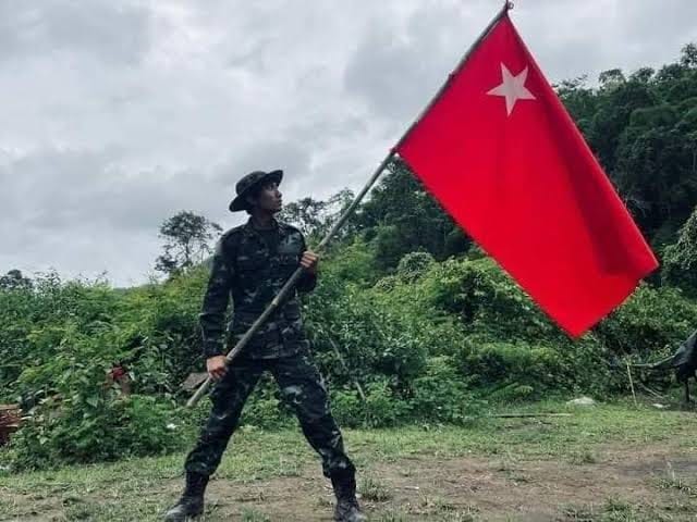 (ပြည်သူ့ကာကွယ်ရးတပ်မတာ်(PDF)အလံ​နှင့်တပ်ဖွဲ့ဝင်တစ်ဦး ။ ။ဓါတ်ပုံ-​တောင်ပိုင်တိုင်းစစ်​ဒေသ)
