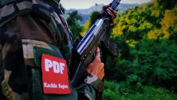 (KIA တပ်ဖွဲ့ဝင်တစ်ဦးနှင့် KPDF တပ်ဖွဲ့ဝင်တစ်ဦး ။ဓါတ်ပုံ-KPDF)