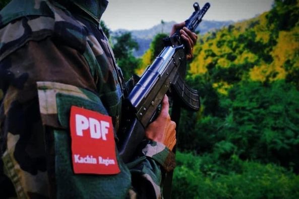 (KIA တပ်ဖွဲ့ဝင်တစ်ဦးနှင့် KPDF တပ်ဖွဲ့ဝင်တစ်ဦး ။ဓါတ်ပုံ-KPDF)
