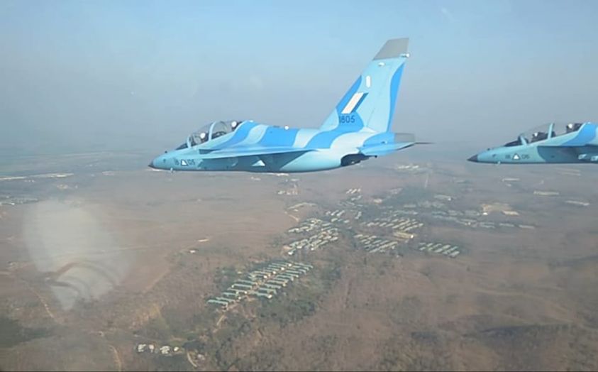(စစ်တပ်က​လေ​ကြောင်းတိုက်ခိုက်မှုတွင်အဓိက အများဆုံးအသုံးပြု​သော ရုရှားထုတ် YAK-130 တိုက်​လေယာဥ်။ ဓါတ်ပုံ-စစ်​ကောင်စီ)