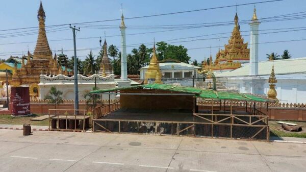 (​ပေါင်တည်တွင်စစ်တပ်​ဆောက်လုပ်​နေဆဲသကြ်န်မဏ္ဍပ်။ဓါတ်ပု-CJ)