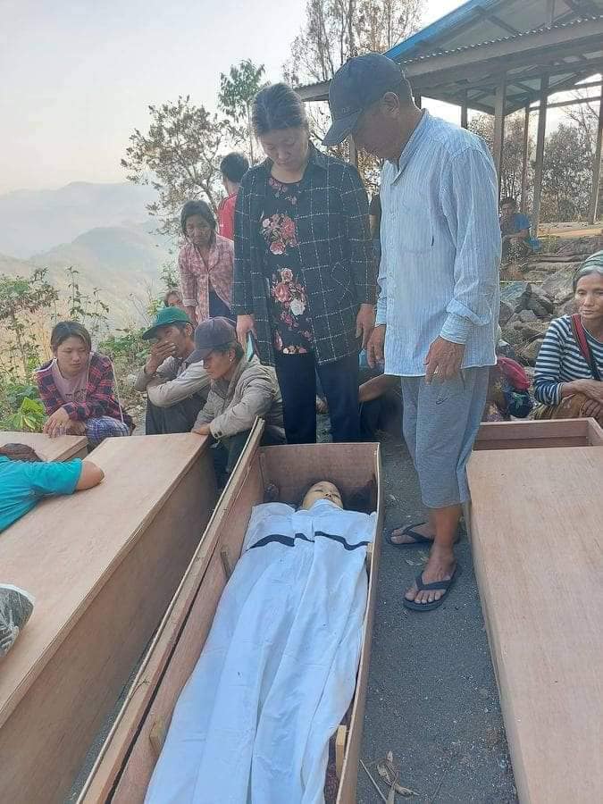(ဝေဘူလမြို့ စစ်တပ်လေကြောင်းတိုက်ခိုက်မှုတွင်သေဆုံးခဲ့ရသူများ၏ နာရေးနှင့် သေဆုံးခဲ၏ဓါတ်ပုံ။ ဓါတ်ပုံ-The Rihli Voice)