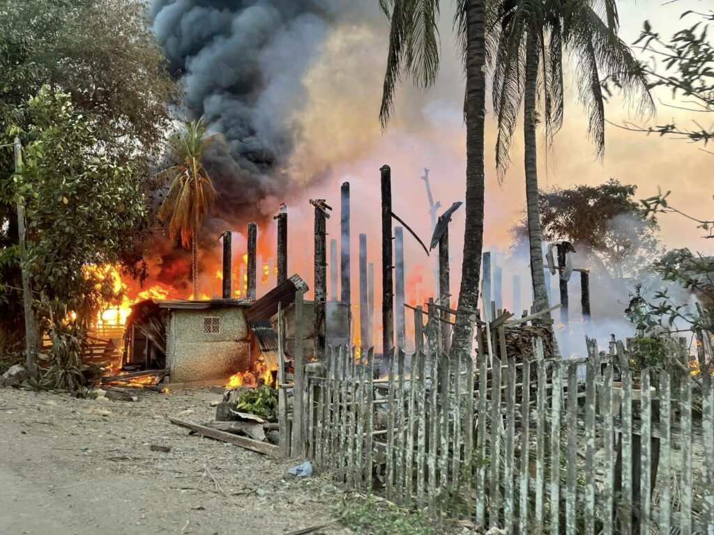 (စစ်ကောင်စီတပ် လေကြောင်းတိုက်ခိုက်မှု ယနေ့ ဆက်လက်ပြုလုပ်၍ တုံးကောက်နှင့် စီသောင်ရွာမှ နေအိမ်များ မီးလောင်ပျက်စီးနေသည်ကို တွေ့ရစဥ်။ ဓာတ်ပုံ - People Defense Force - ShweGu)