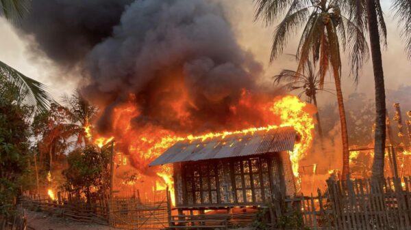 (စစ်ကောင်စီတပ် လေကြောင်းတိုက်ခိုက်မှု ယနေ့ ဆက်လက်ပြုလုပ်၍ တုံးကောက်နှင့် စီသောင်ရွာမှ နေအိမ်များ မီးလောင်ပျက်စီးနေသည်ကို တွေ့ရစဥ်။ ဓာတ်ပုံ - People Defense Force - ShweGu)
