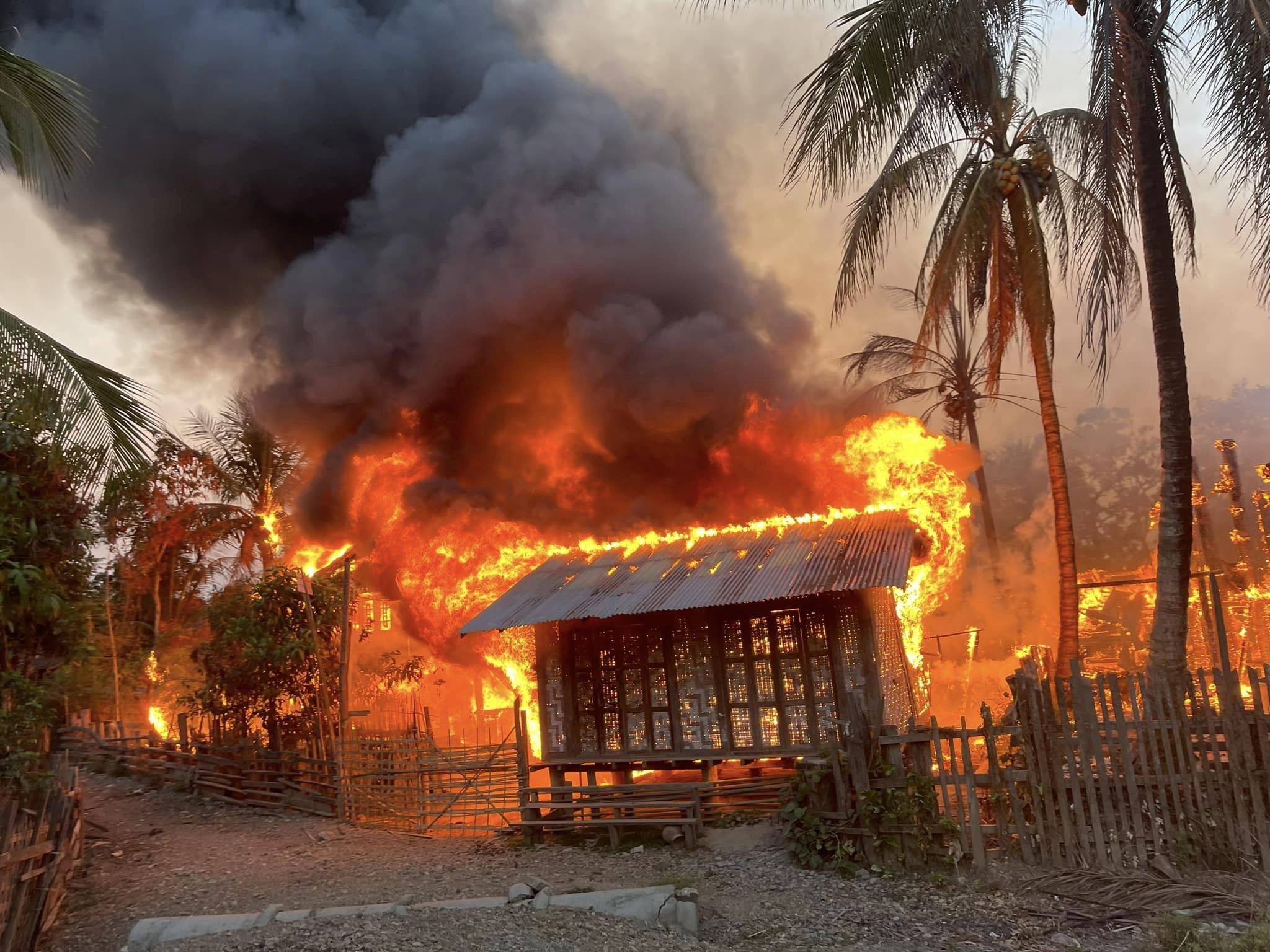 (စစ်ကောင်စီတပ် လေကြောင်းတိုက်ခိုက်မှု ယနေ့ ဆက်လက်ပြုလုပ်၍ တုံးကောက်နှင့် စီသောင်ရွာမှ နေအိမ်များ မီးလောင်ပျက်စီးနေသည်ကို တွေ့ရစဥ်။ ဓာတ်ပုံ - People Defense Force - ShweGu)