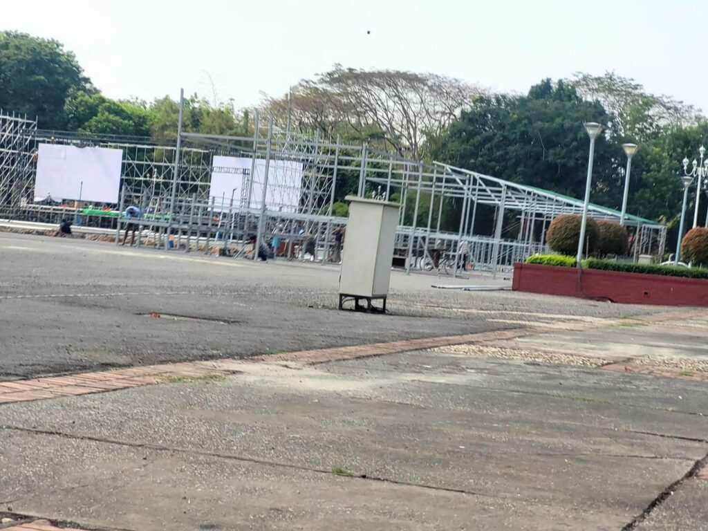 ( စစ်ကောင်စီက ရန်ကုန်မြို့ ပြည်သူ့ရင်ပြင်၌ ဗဟိုမဏ္ဍပ်ဆောက်လုပ်နေစဥ်။ ဓာတ်ပုံ - PS)