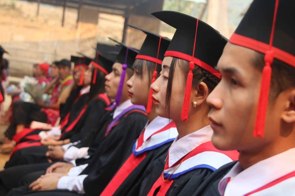 (ကရင်နီအမျိုးသားကောလိပ် ကျောင်းသား၊ကျောင်းသူ ၁၁၅ဦး ဘွဲ့အပ်နှင်းခြင်းနှင့် ကျောင်းဆင်းပွဲပြုလုပ်နေစဥ်။ ဓာတ်ပုံ - KnIC)