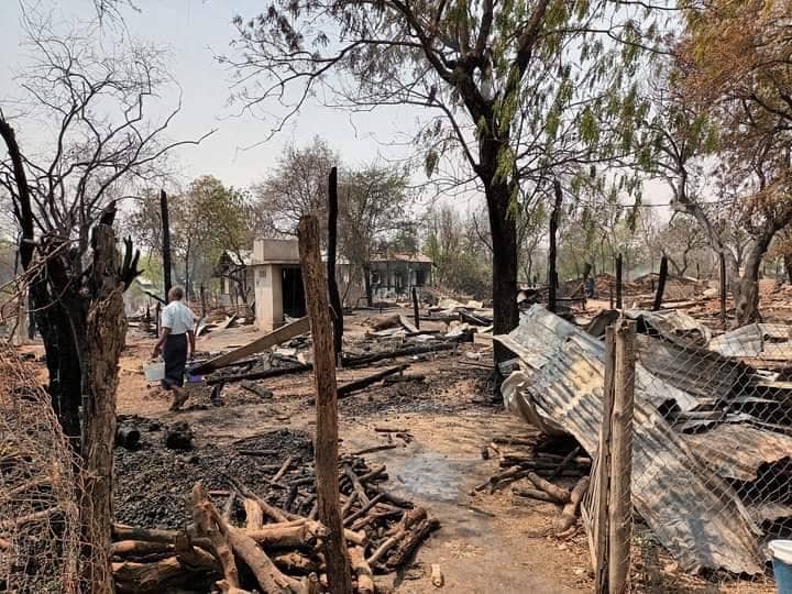 စစ်ကောင်စီတပ်မီးရှို့ဖျက်ဆီးခဲ့သည့် ယုန်လှေးကုန်းရွာသစ်နှင့် တရော်တောရွာနေအိမ်များအားတွေ့ရစဥ်။ ဓာတ်ပုံ - CJ
