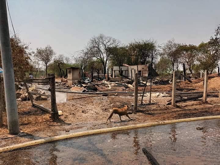 စစ်ကောင်စီတပ်မီးရှို့ဖျက်ဆီးခဲ့သည့် ယုန်လှေးကုန်းရွာသစ်နှင့် တရော်တောရွာနေအိမ်များအားတွေ့ရစဥ်။ ဓာတ်ပုံ - CJ