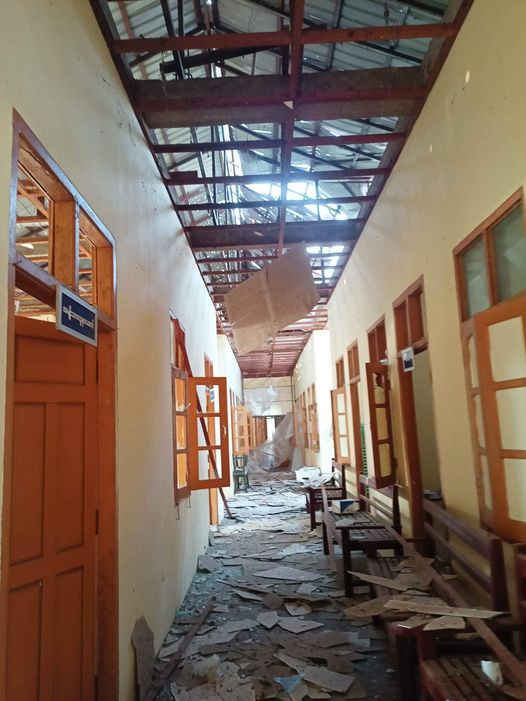 (အကြမ်းဖက်စစ်ကောင်စီတပ်၏ လေကြောင်းတိုက်ခိုက်မှုကြောင့်ပျက်စီးသွားသော ရွှေကူမြို့နယ် စီသာတိုက်နယ်ဆေးရုံအား ဧပြီ ၅ရက်က တွေ့ရစဉ်။ ဓာတ်ပုံ - KPDF)