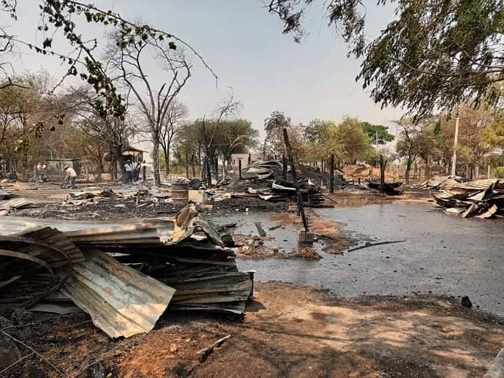 စစ်ကောင်စီတပ်မီးရှို့ဖျက်ဆီးခဲ့သည့် ယုန်လှေးကုန်းရွာသစ်နှင့် တရော်တောရွာနေအိမ်များအားတွေ့ရစဥ်။ ဓာတ်ပုံ - CJ