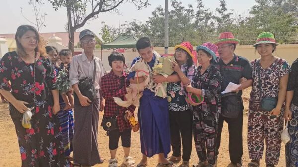 ထောင်ကနေ လွတ်မြောက်လာတဲ့ ကိုလျှံဖြိုးအောင်ကိုတွေ့ရစဉ်။ ဓာတ်ပုံ − လျှံဖြိုးအောင်ဖေ့ဘွတ်ခ်