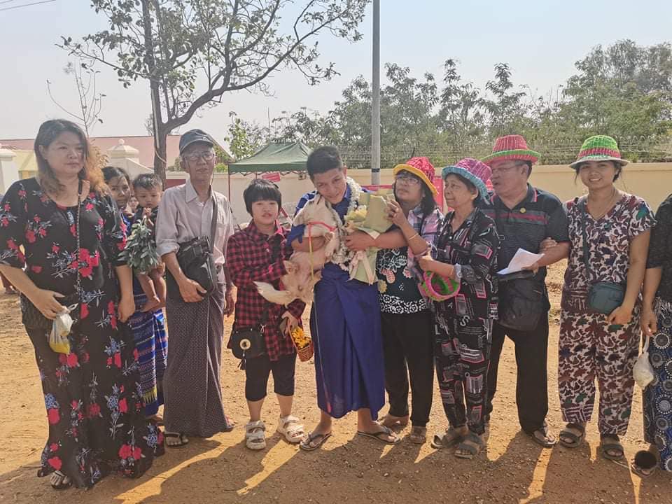 ထောင်ကနေ လွတ်မြောက်လာတဲ့ ကိုလျှံဖြိုးအောင်ကိုတွေ့ရစဉ်။ ဓာတ်ပုံ − လျှံဖြိုးအောင်ဖေ့ဘွတ်ခ်