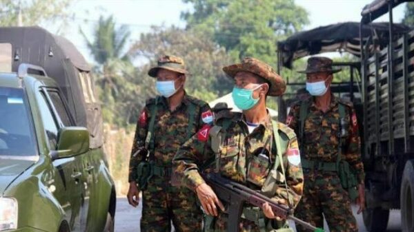 (စစ်တပ်အာဏာသိမ်းပြီးနောက် လုံခြုံရေးနေသော စစ်ကောင်စီတပ်သားများအား တွေ့ရစဥ်။ ဓာတ်ပုံ - CJ)
