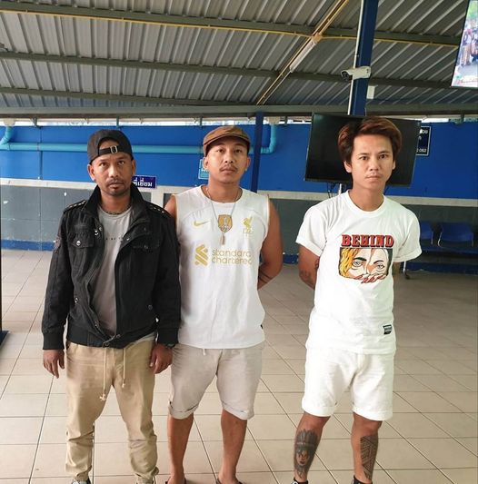 (ထိုင်းလဝက မှဖမ်းဆီးပြီး BGF သို့လွှဲကာ ၊BGF မှတစ်ဆင့်စစ်​ကောင်စီသို့လွှဲ​ပြောင်း​ပေးခံရ​သော ကိုသီဟ၊ ကိုထက်နေဝင်း၊ ကိုစောဖြိုးလေးတို့သုံးဦး ။ဓါတ်ပုံ-Facebook Viral )