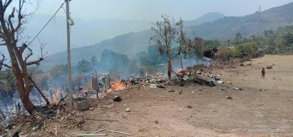(ဗားရ်တံတားနှင့် ဝေဘူလမြို့ကို စစ်ကောင်စီတပ်က လေယာဥ်ဖြင့် ဗုံးကျဲပြီးနောက်အပျက်အစီးများကိုတွေ့ရစဥ်။ ဓါတ်ပုံ-CJ)