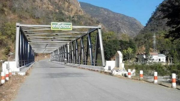 (ဗားရ်တံတားနှင့် ​ဝေဘူလမြို့ကို စစ်​ကောင်စီတပ်က ​လေယာဥ်ဖြင့် ဗုံးကျဲပြီး​နောက်အပျက်အစီးများကို​တွေ့ရစဥ်။ ဓါတ်ပုံ-CJ)