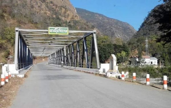 (ဗားရ်တံတားနှင့် ​ဝေဘူလမြို့ကို စစ်​ကောင်စီတပ်က ​လေယာဥ်ဖြင့် ဗုံးကျဲပြီး​နောက်အပျက်အစီးများကို​တွေ့ရစဥ်။ ဓါတ်ပုံ-CJ)