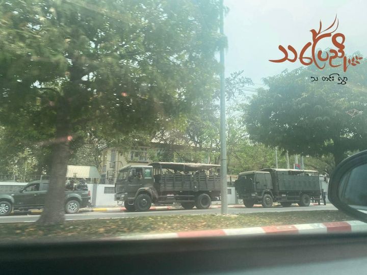 မန္တလေးမြို့တွင်း ကင်းလှည့်နေတဲ့ စစ်ကောင်စီယာဉ်တန်း (ပုံဟောင်း)