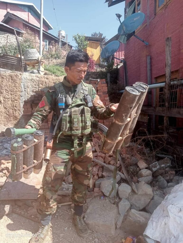 (ဟားခါးစစ်ဗျူဟာသို့ လက်နက်ရိက္ခာ၊ခဲယမ်းပို့လာသည့် စစ်ကောင်စီတပ်ယာဉ်နှစ်စီးကို ချင်းတပ်ဖွဲ့ သိမ်းပိုက်နေစဉ်။ ဓာတ်ပုံ - The Chin Journal)