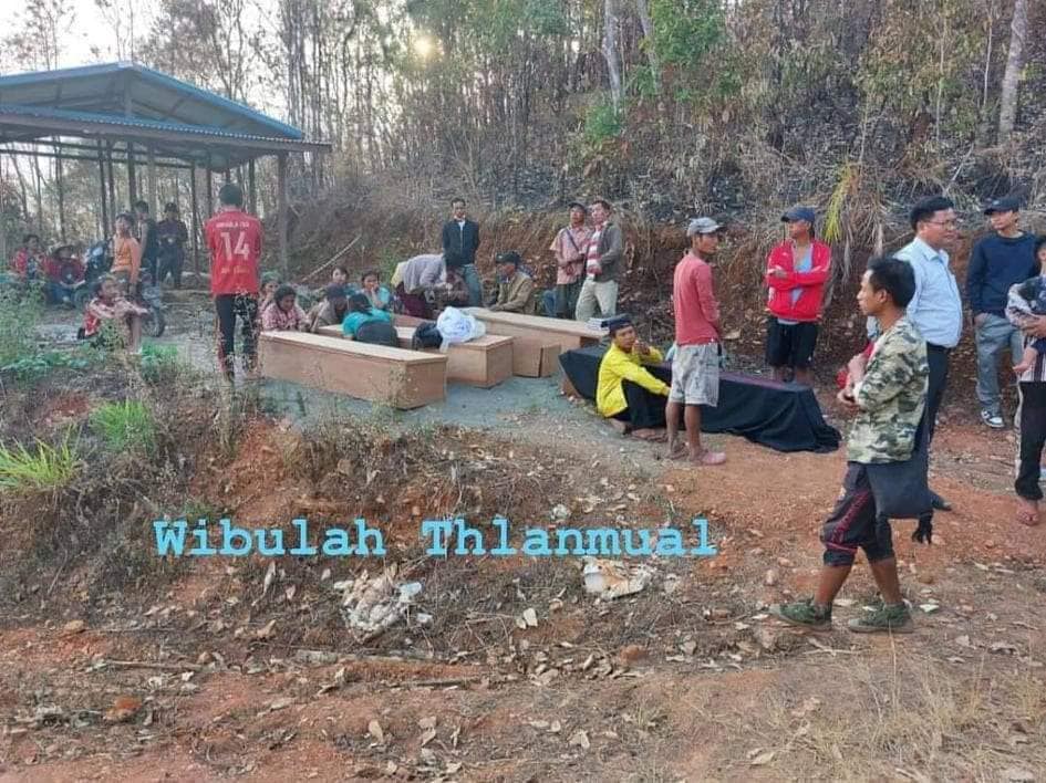 (ဝေဘူလမြို့ စစ်တပ်လေကြောင်းတိုက်ခိုက်မှုတွင်သေဆုံးခဲ့ရသူများ၏ နာရေးနှင့် သေဆုံးခဲ၏ဓါတ်ပုံ။ ဓါတ်ပုံ-The Rihli Voice)