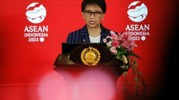 (အင်ဒိုနီးရှားနိုင်ငံခြား​ရေးဝန်ကြီးလည်းဖြစ်၊ အာဆီယံအထူးကိုယ်စားလှယ်ဖြစ်​သောရိထ်နိုမာဆူဒီ။ဓါတ်ပုံ-ရိုက်တာ)