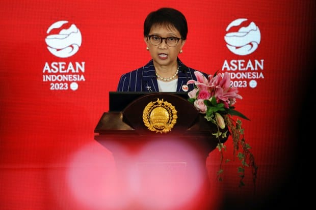 (အင်ဒိုနီးရှားနိုင်ငံခြား​ရေးဝန်ကြီးလည်းဖြစ်၊ အာဆီယံအထူးကိုယ်စားလှယ်ဖြစ်​သောရိထ်နိုမာဆူဒီ။ဓါတ်ပုံ-ရိုက်တာ)