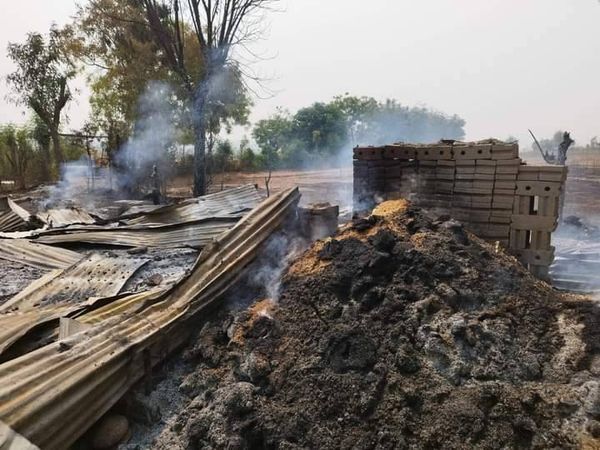 (စစ်ကောင်စီတပ်က တလိုင်းရွာအား မီးရှို့ဖျက်ဆီးပြီးနောက် တွေ့ရစဥ်။ ဓာတ်ပုံ - Cj)