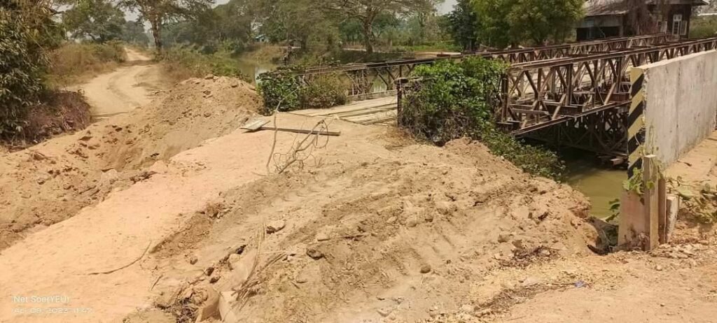 (စစ်ကောင်စီအဖွဲ့ ဖျက်ဆီးသွားသော လမ်းပိုင်းများအား တွေ့ရစဥ်။ ဓာတ်ပုံ - CJ)