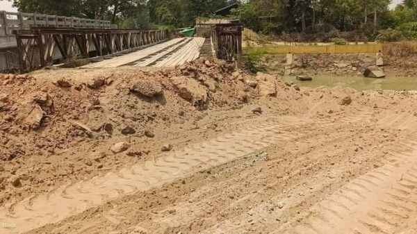 (စစ်ကောင်စီအဖွဲ့ ဖျက်ဆီးသွားသော လမ်းပိုင်းများအား တွေ့ရစဥ်။ ဓာတ်ပုံ - CJ)