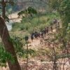 တိုက်ပွဲတွေကြောင့် ထိုင်းဘက်ကိုခိုလှုံကြရစဉ်။ ဓာတ်ပုံ − Mae Sot Media