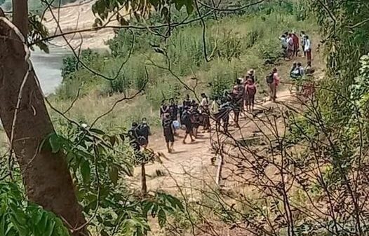 တိုက်ပွဲတွေကြောင့် ထိုင်းဘက်ကိုခိုလှုံကြရစဉ်။ ဓာတ်ပုံ − Mae Sot Media