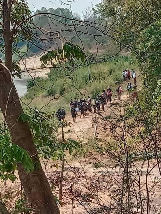တိုက်ပွဲတွေကြောင့် ထိုင်းဘက်ကိုခိုလှုံကြရစဉ်။ ဓာတ်ပုံ − Mae Sot Media