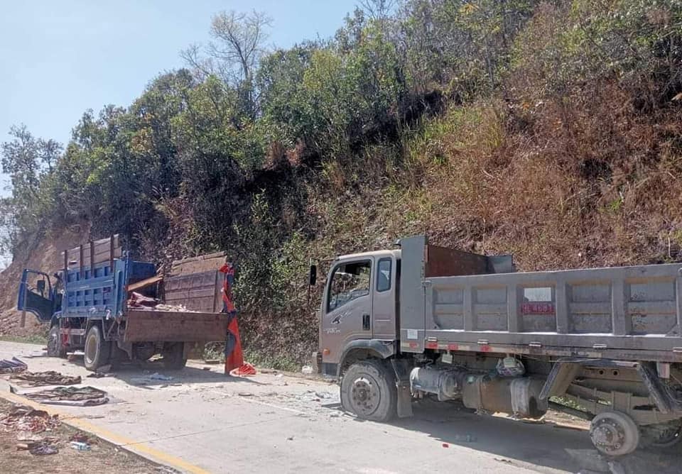 (စစ်​ကောင်စီတပ်ယာဥ်တန်းမှ ထပ်မံသိမ်းဆည်းရရှိ​သောကားနှစ်စီး။ဓါတ်ပုံ-The Chin Journal)