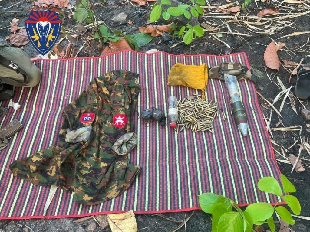 (သိမ်းဆည်းရမိသော လက်နက်ခဲယမ်းများအား တွေ့ရစဥ်။ ဓာတ်ပုံ - Cobra Column)