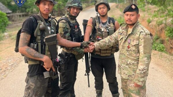 (Venom စစ်ကြောင်းနှင့် ကော်ဘရာစစ်ကြောင်းမှ တာဝန်ရှိသူများအား တွေ့ရစဥ်။ ဓာတ်ပုံ - ကော်ဘရာစစ်ကြောင်း)