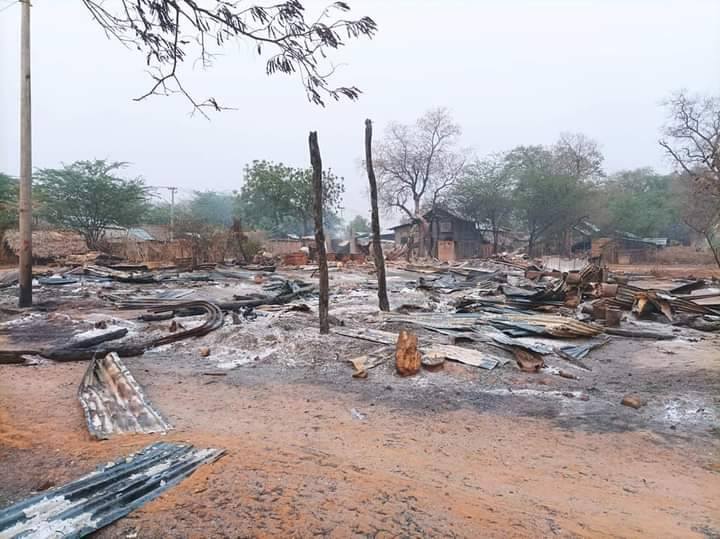 စစ်ကောင်စီတပ် မီးရှို့ဖျက်ဆီးသွားသည့် အိုင်းမ(အနောက်)ရွာနှင့် ညောင်အုပ်ရွာများအား တွေ့ရစဥ်။ ဓာတ်ပုံ - နွေဦးတော်လှန်ရေး(မြိုင်)